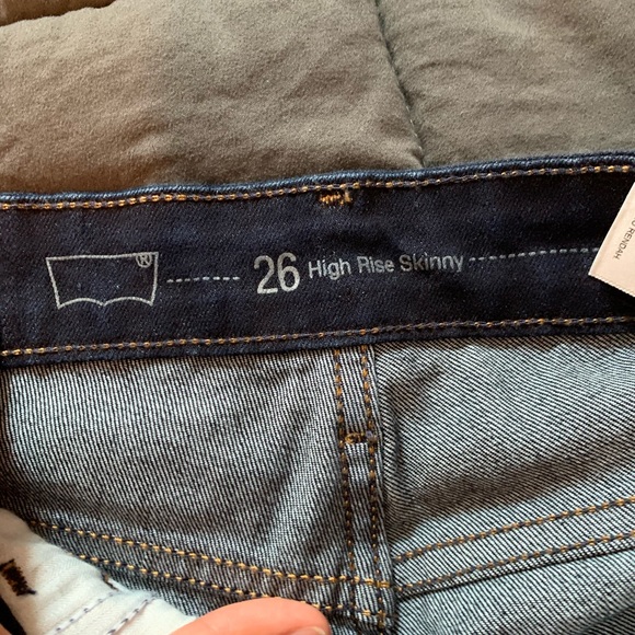 Levi’s High rise jean shorts - Picture 2 of 3